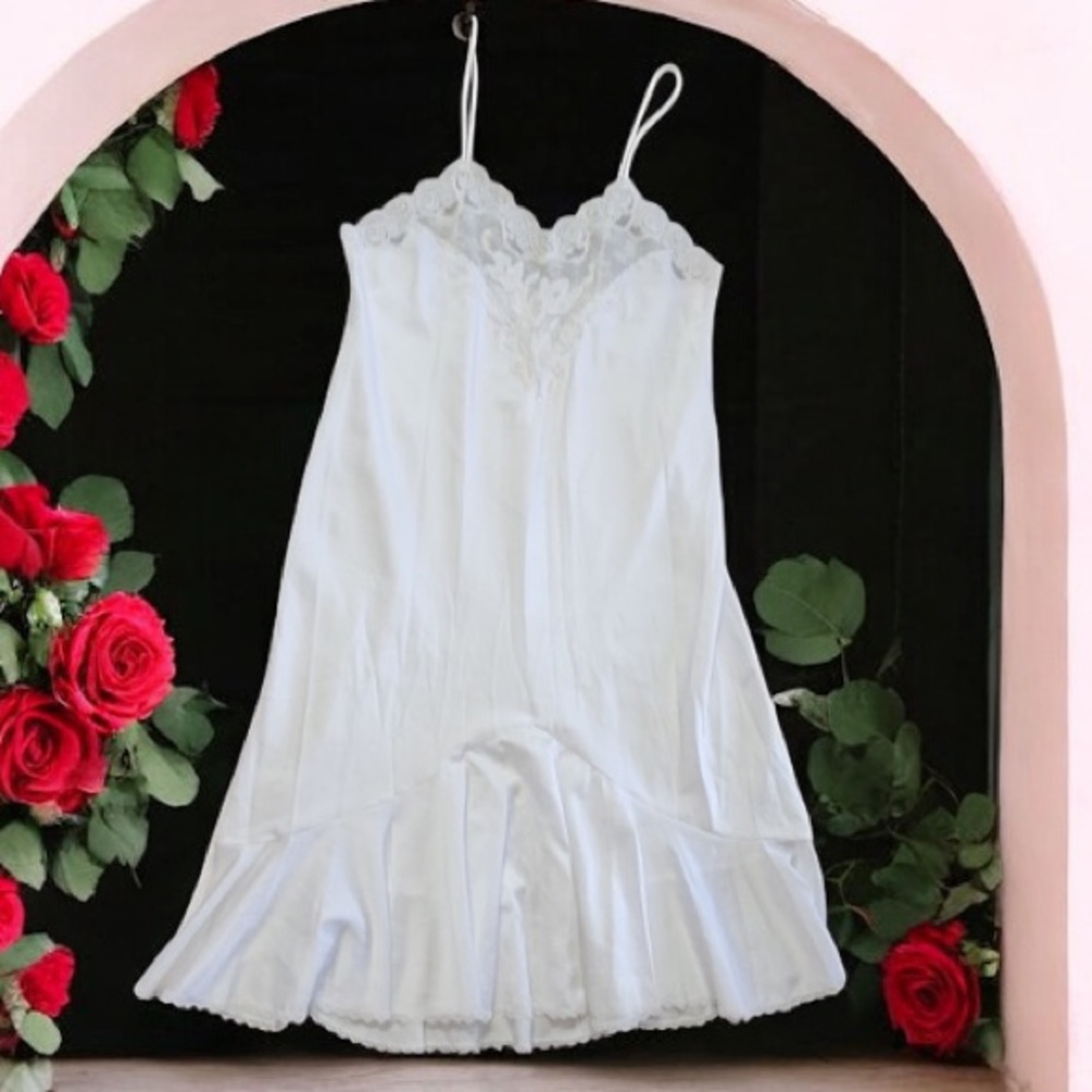 * Sara Beth Large  Elegant White Lace Trim Night Gown Ruffled Bottom